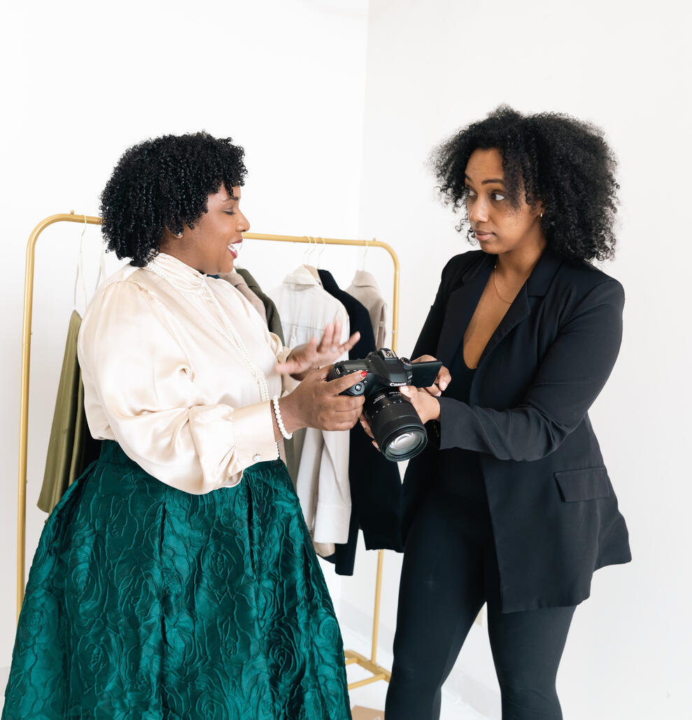 THE ICON DIAGNOSTIC header image Bria Johnson reviewing images on a camera with a styling client during an I.C.O.N.I.C With Style consultation.